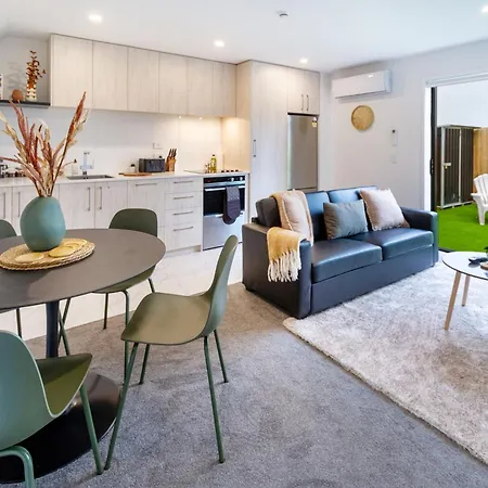 Elegant 2 Bed 2 Bath Home In The Cbd